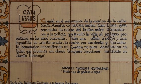 Placa conmemorativa con el texto de Vázquez Montalbán sobre el Restaurante Can Lluís / A. MAS