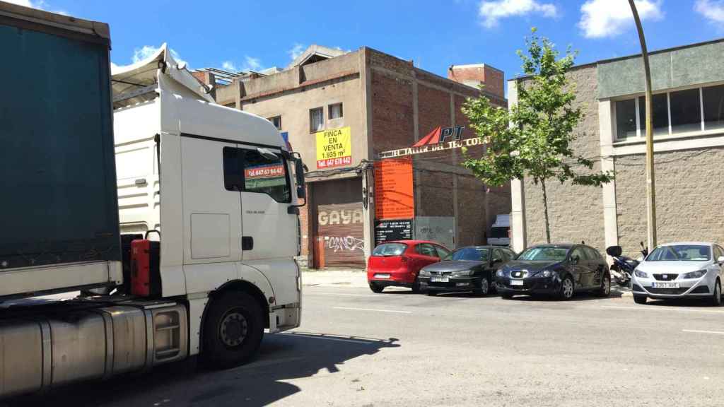 Un camión sale de una nave industrial del polígono del Bon Pastor / DGM