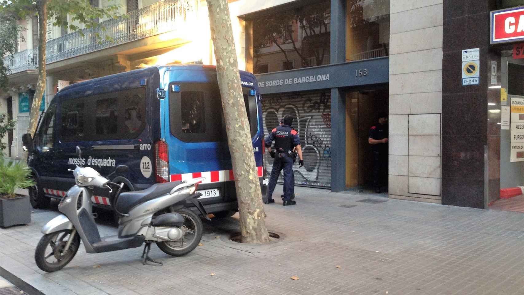 Los Mossos registran una vivienda dentro de la operación / EUROPA PRESS