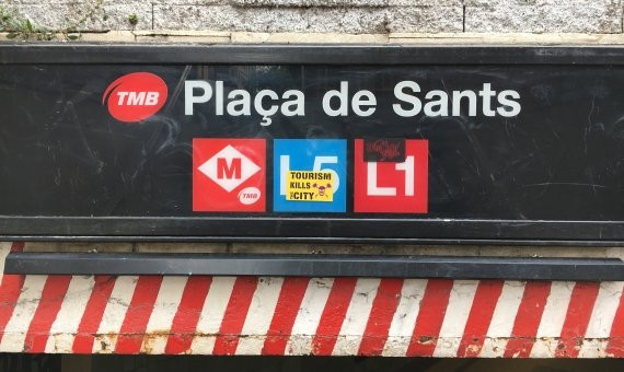 Acceso a la parada de metro de Plaça de Sants / M. S.