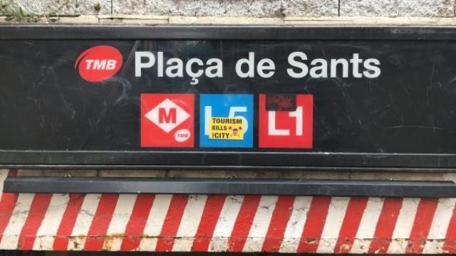 Acceso a la parada de metro de Plaça de Sants / M. S.