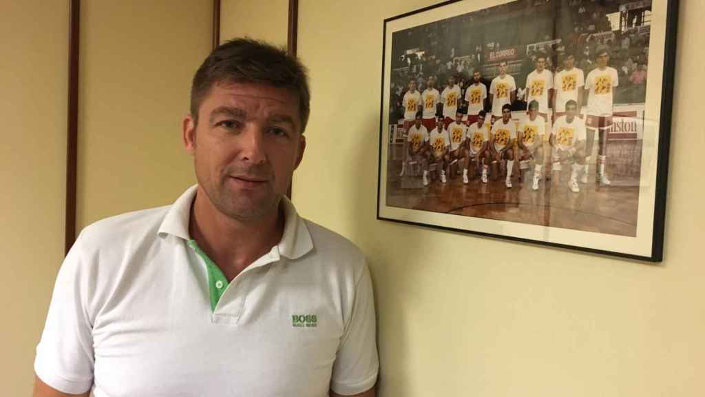 Rafa Jofresa posa en la Asociación de Baloncestistas Profesionales junto a una foto de la selección española / P. A.