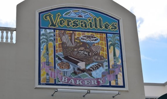 Cartel del bar Versailles en Miami / A. O.
