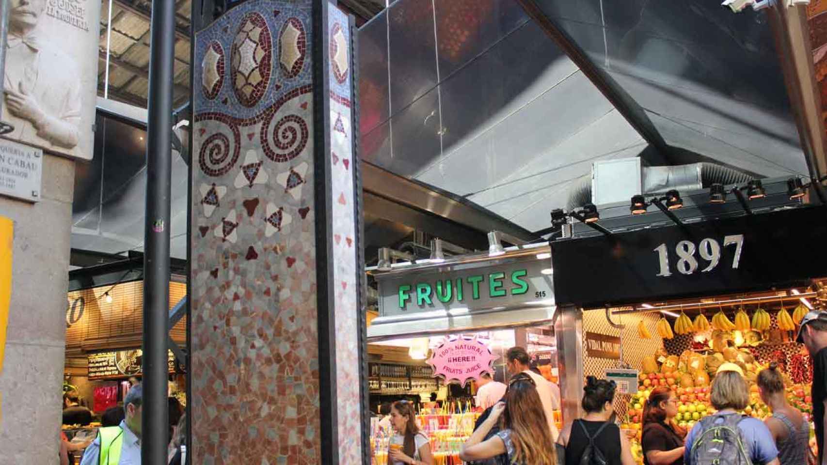 Las columnas de entrada al Mercat de la Boqueria esconden un mosaico excepcional. / CR