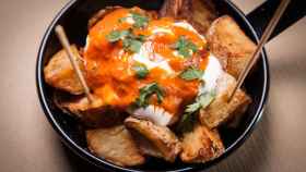 Presentación de un plato de bravas en el Bar Centro
