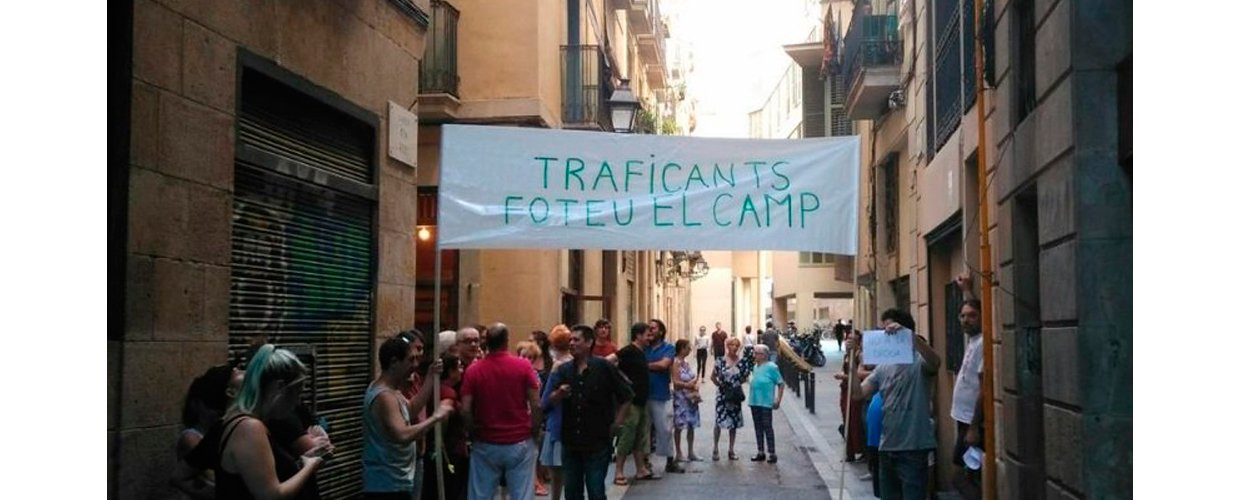 Concentración de vecinos del Raval frente a un punto de venta / Cuenta de Twitter @accioraval