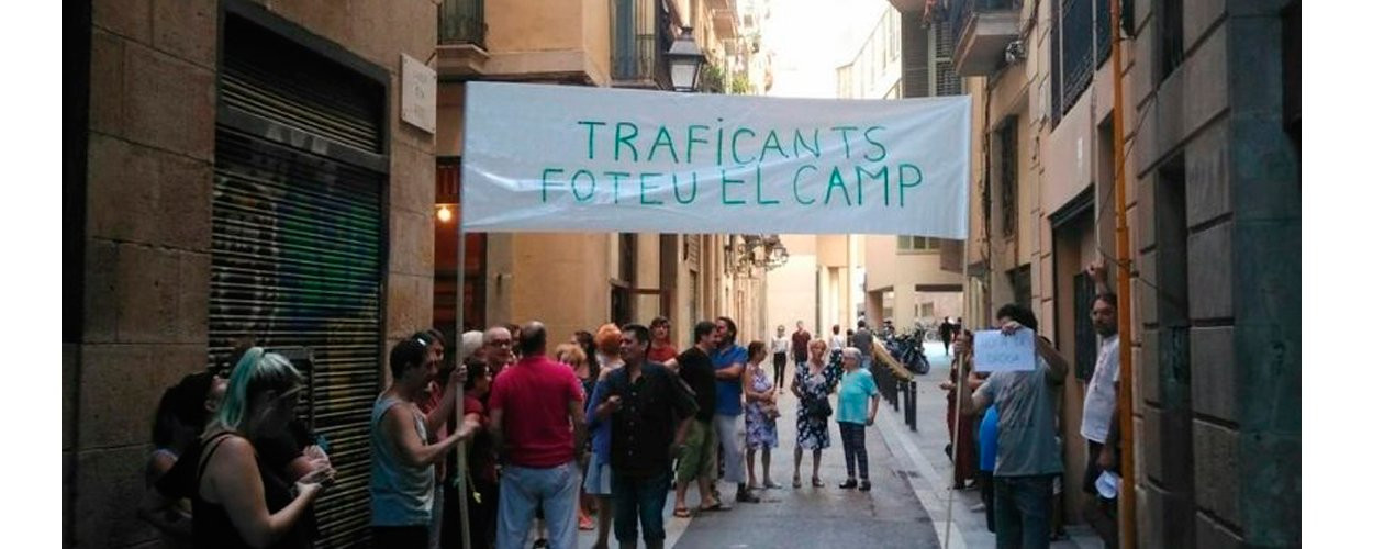 Concentración de vecinos del Raval frente a un punto de venta / @accioraval