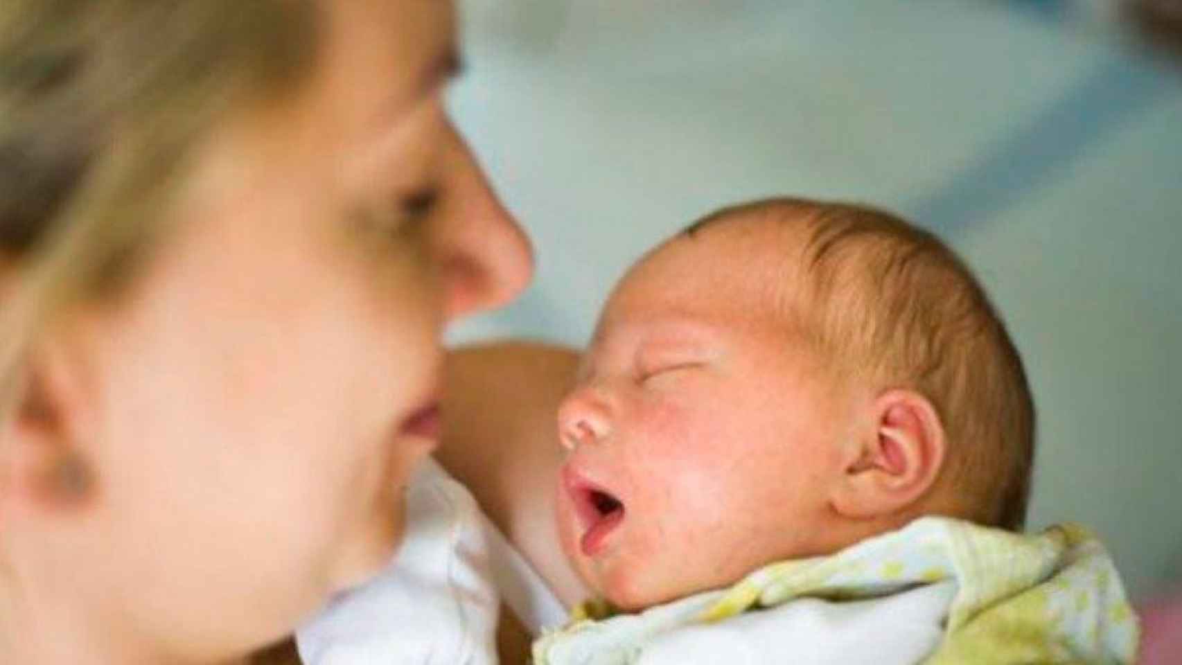 Una madre acuna a a su hijo recién nacido / EFE