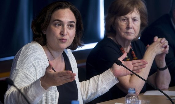 Ada Colau junto a Carme Trilla durante la presentación del O-HB / EFE. Quique García