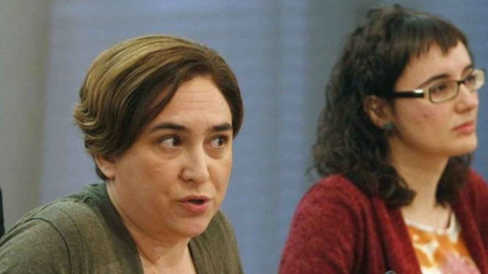 La alcaldesa Ada Colau junto a al regidora de movilidad, Mercedes Vidal / EFE