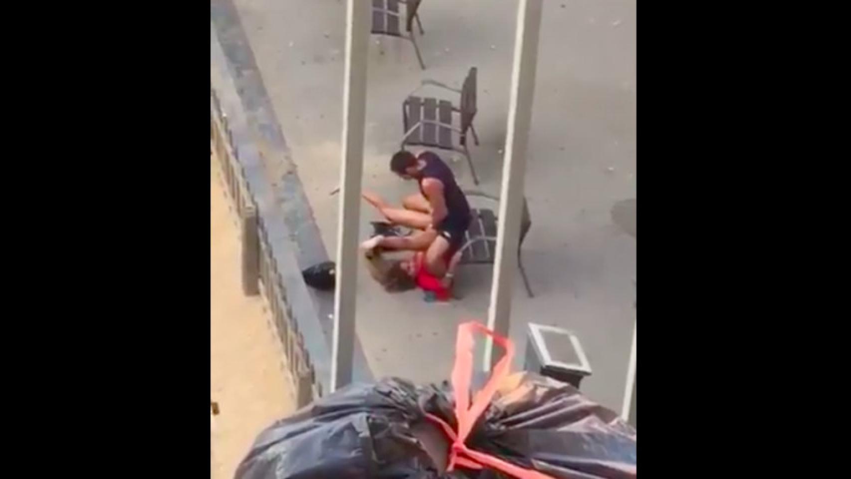 Una pareja manteniendo relaciones a plena luz del día en la Barceloneta