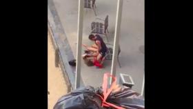 Una pareja manteniendo relaciones a plena luz del día en la Barceloneta