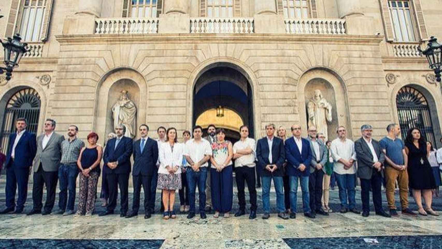 Imagen de archivo de representantes de los grupos municipales en el minuto de silencio / AJ. DE BCN