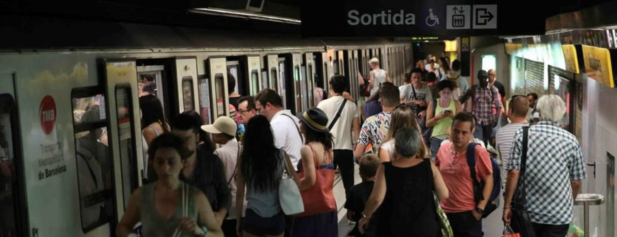 Imagen de archivo de usuarios en el metro de Barcelona / EFE