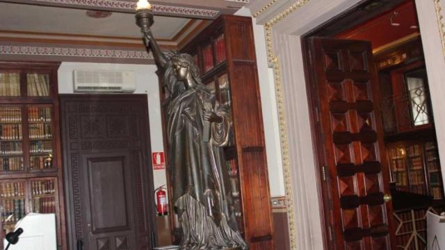 La Estatua de la Libertad preside la entrada a la biblioteca