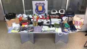 Objetos supuestamente pagados con los datos de las tarjetas sustraídas / MOSSOS D'ESQUADRA