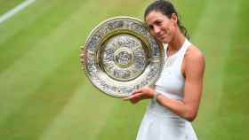 Garbiñe Muguruza posa junto al trofeo de campeona de Wimbledon tras ganar el torneo / AELTC/Joel Marklund