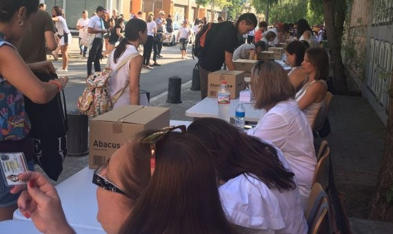 Venezolanos participando en la consulta