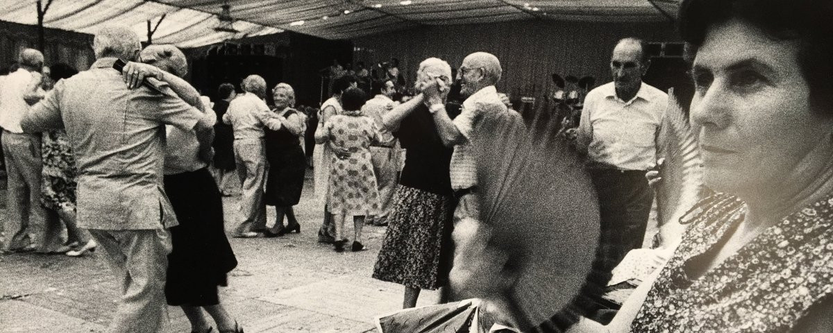 Baile en una carpa instalada en el Born en 1984 durante la llamada 'Festa Gran', dirigida a las personas mayores / MARCEL·LÍ SÀENZ