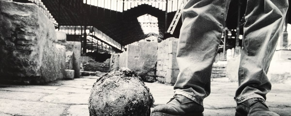Una bala de cañón encontrada en el Born durante las obras de recuperación arqueológica / ROBERT RAMOS