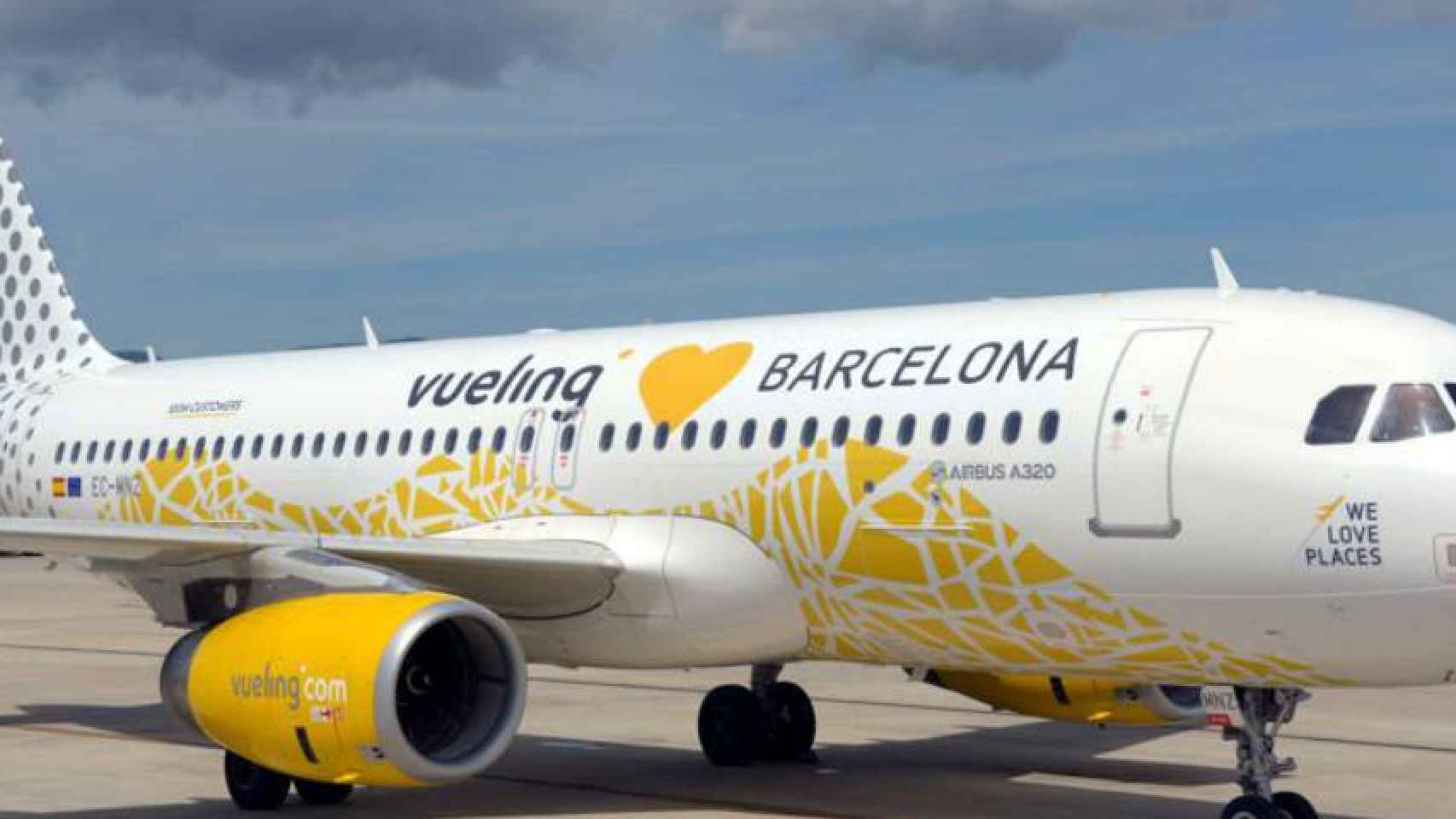 Avión de la compañía a punto de despegar / VUELING