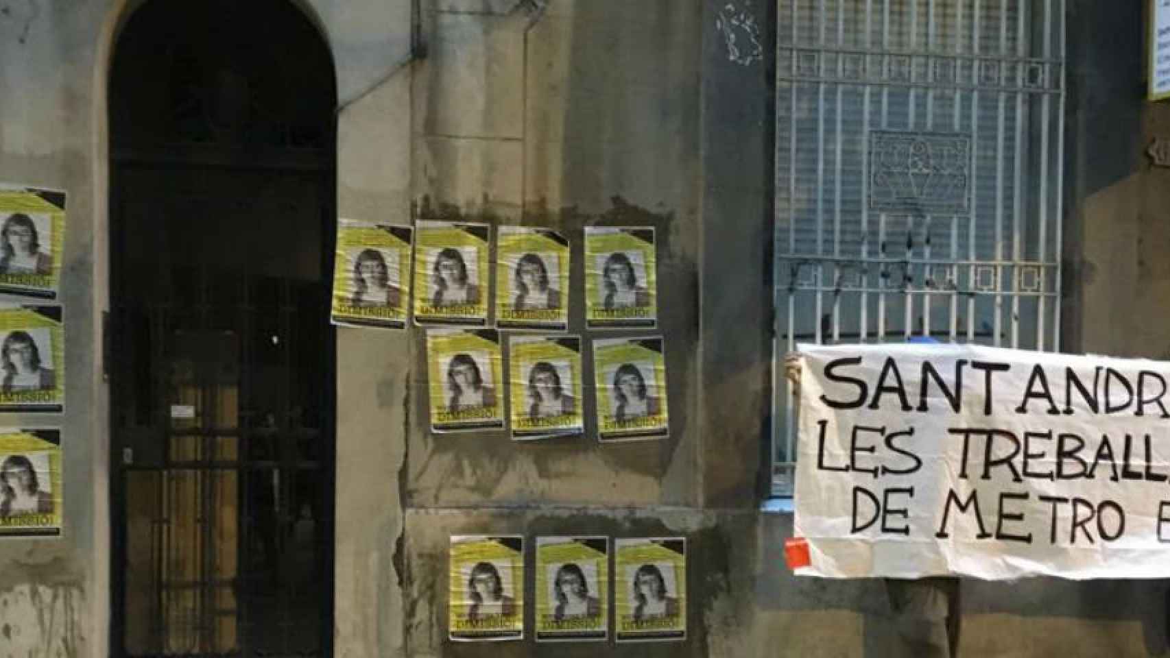 Manifestantes aguantando una pancarta junto a la portería de Vidal / M.S.