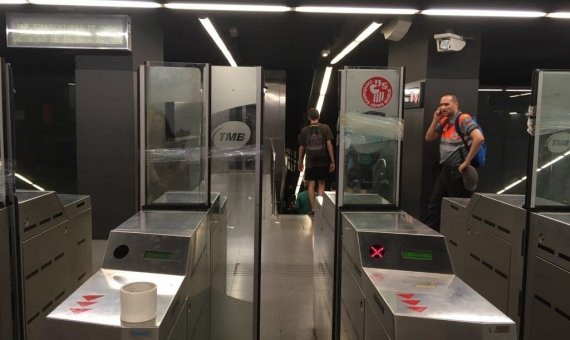 Un agente de seguridad en la parada de metro de Sant Andreu /M.S.