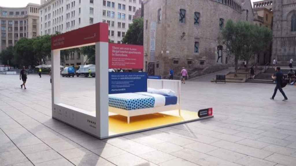 Cama en la plaza de la Catedral / AJUNTAMENT DE BARCELONA