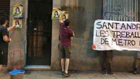 Manifestantes aguantando una pancarta junto a la portería de Vidal / M.S.