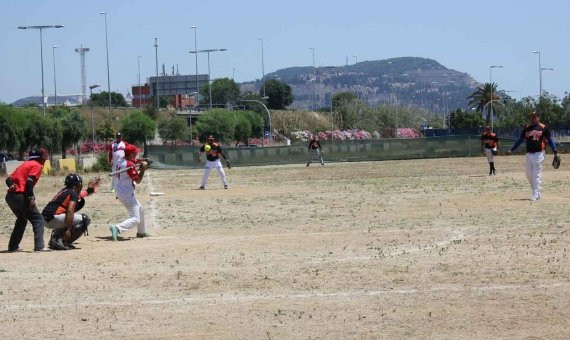 Algunos partidos de béisbol se disputan en campos poco preparados. / CR