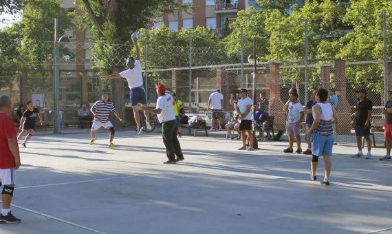 Tres jugadores por equipo y reglas parecidas a las del voleybol. / CR