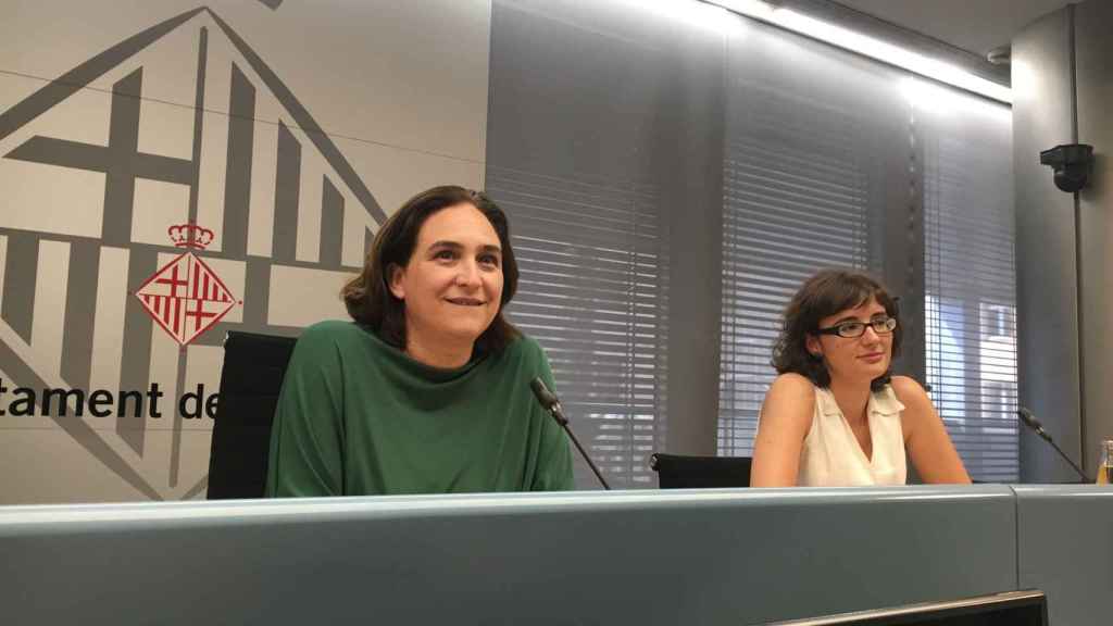 La alcaldesa Ada Colau junto a la presidenta de TMB, Mercedes Vidal / M.S.