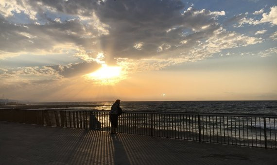 Una señora observando la Barceloneta de madrugada / M.S.