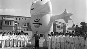 Pasqual Maragall y los voluntarios olimpicos / EFE