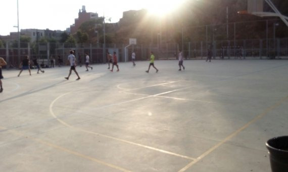 Niños jugando en la pista deportiva de Can Baró / Plataforma Can Baró