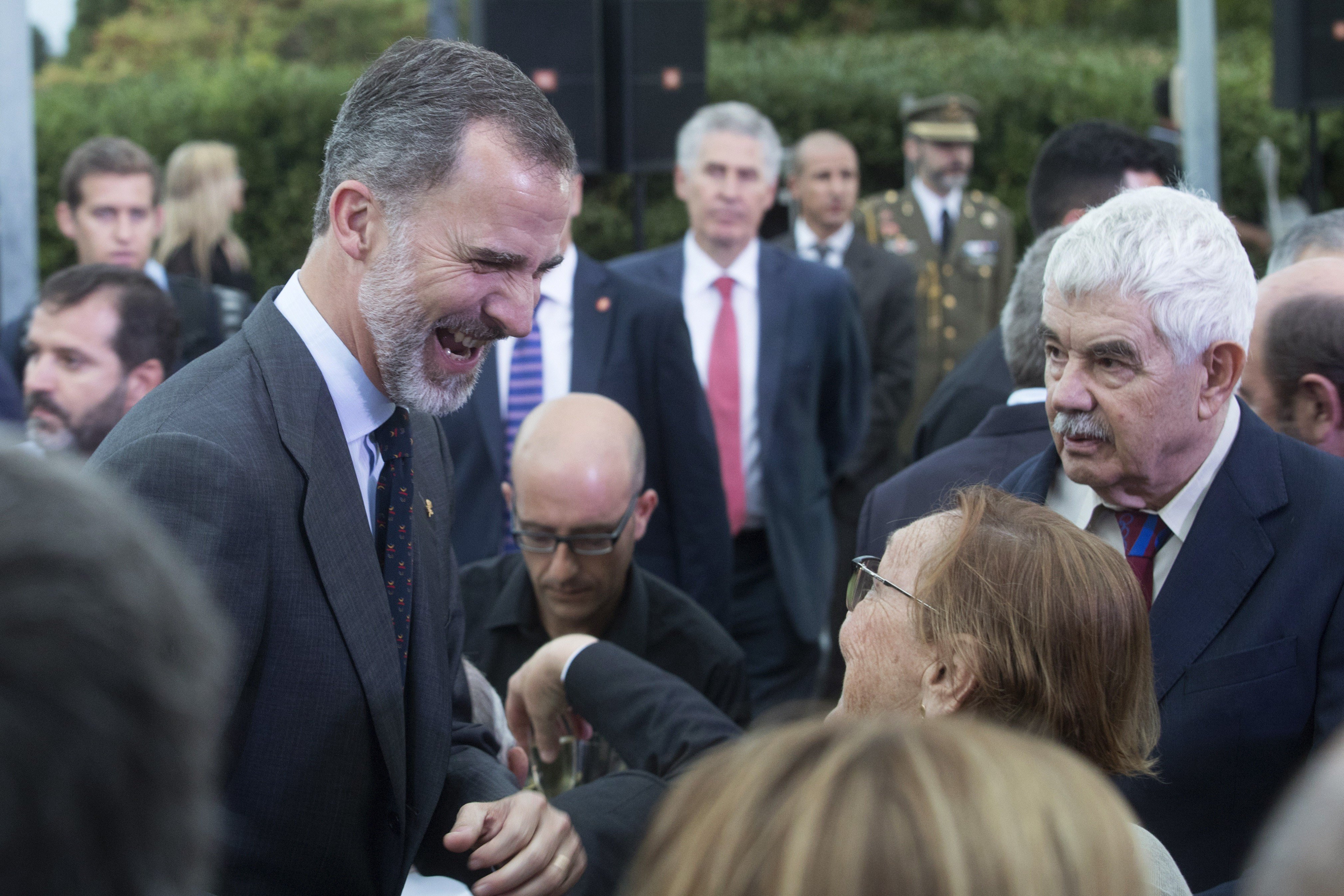 El Rey Felipe VI junto a a Pasqual Maragall y Diana Garrigosa / EFE