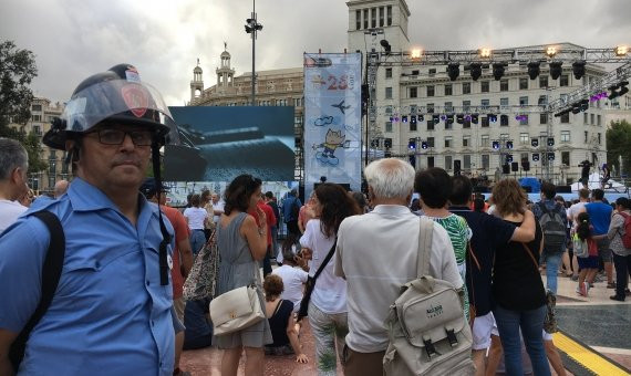 Un exbombero que participó en los JJOO del 92 aguardando al inicio de la fiesta en plaça Catalunya / M.S.