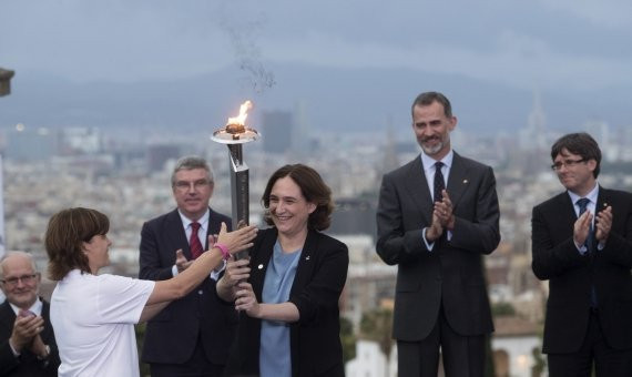 La alcaldesa Ada Colau junto al Rey Felipe VI entrega la antorcha olímpica / EFE