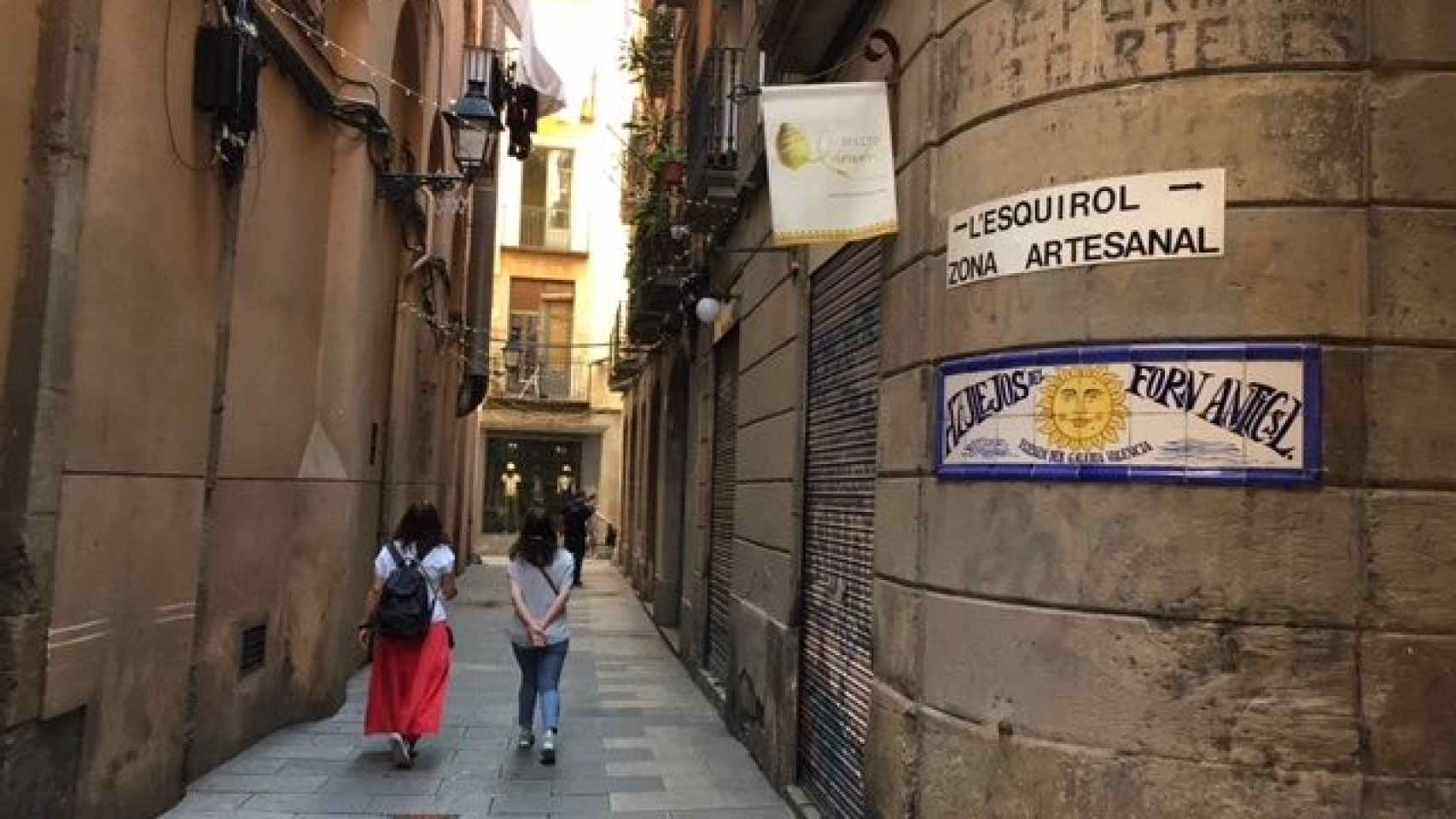 Turistas paseando por L'Esquirol, zona artesanal / M.S.