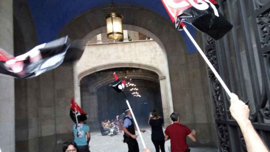 Trabajadores del metro muestran su apoyo a los del bicing desde la puerta del Ayuntamiento / @CGTBICINGBCN