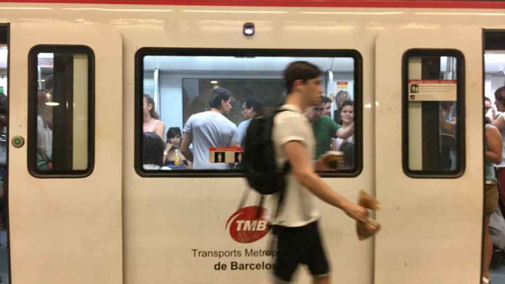 Un joven pasa por la andana del Metro / M.S.