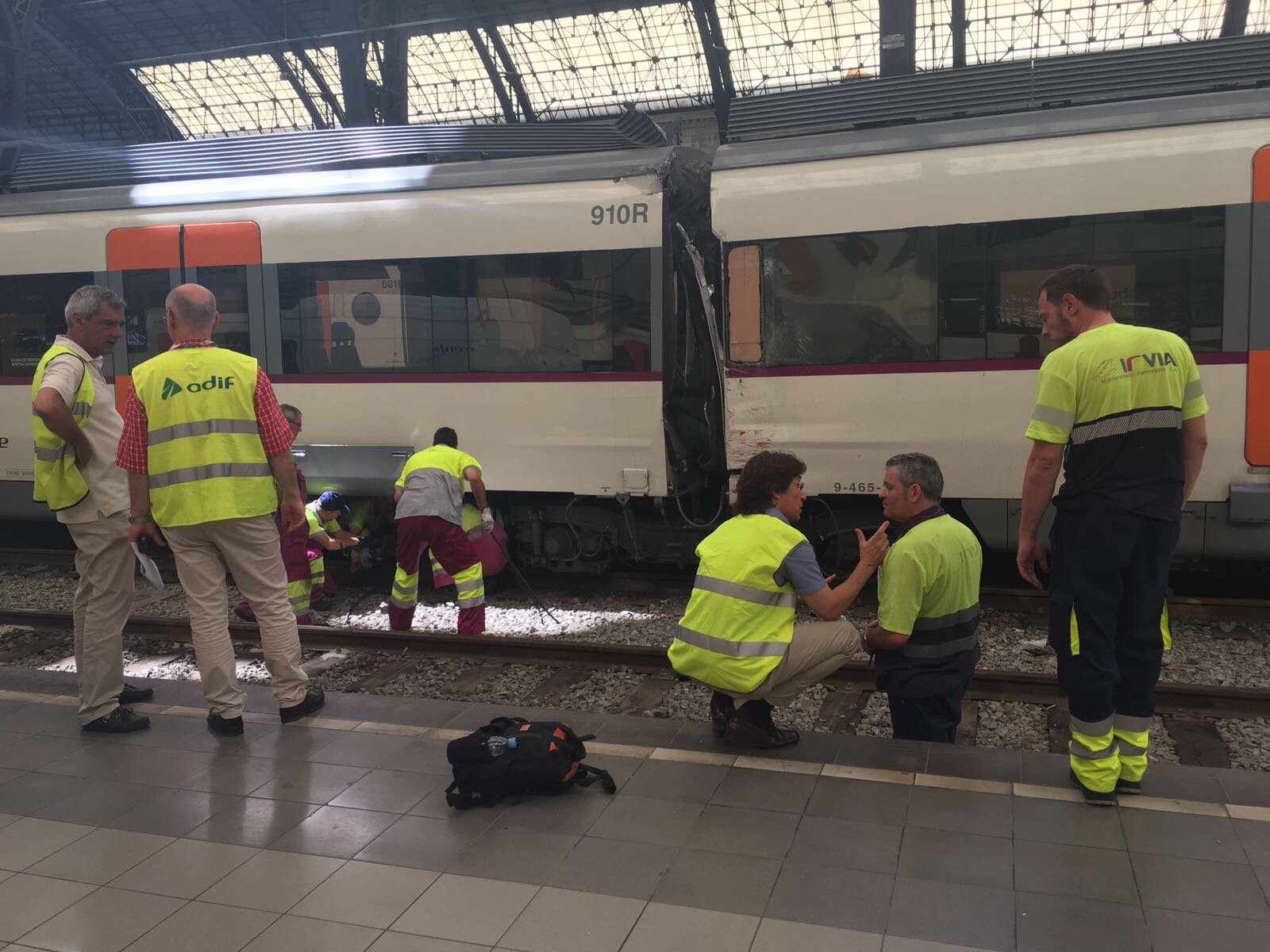 Los operarios examinan el vehículo accidentado / A.V.D 