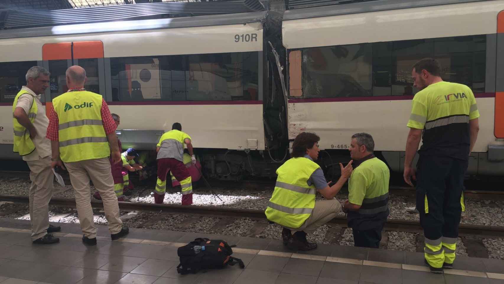 Los operarios examinan el vehículo que ha colisionado esta mañana / A.V.D