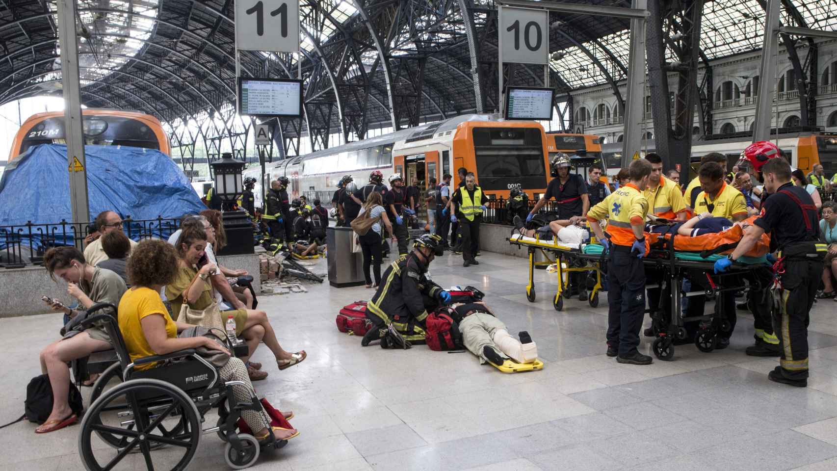 Agentes de los servicios de Emergencia Médicas atendiendo a los heridos / EFE