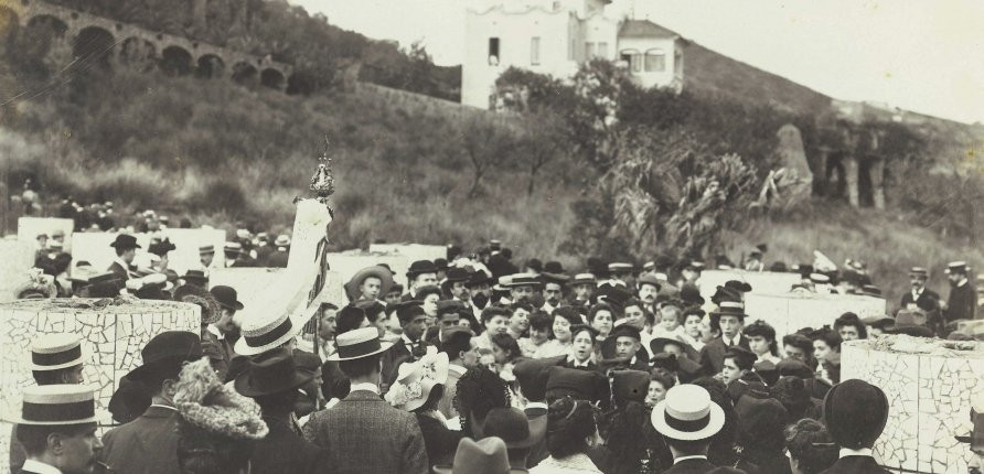 El Park Güell captó la atención de barceloneses y turistas casi desde el primer momento / ARXIU FOTOGRÀFIC DE BARCELONA