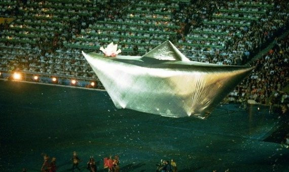 Cobi en el barco durante la clausura de los Juegos