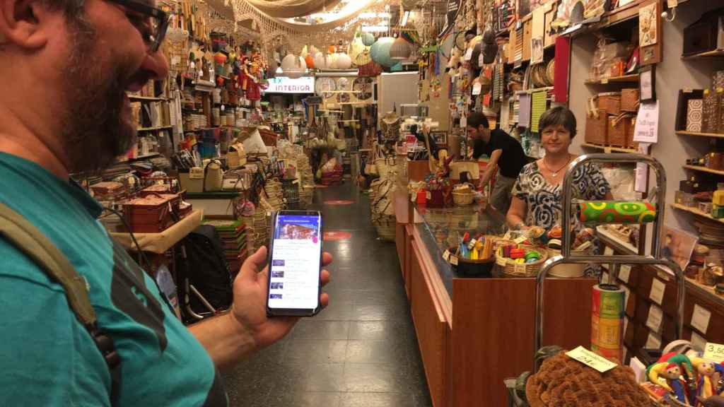 Un usuario de la app 'Barcelona sense barreres' accede a un comercio de Sants / M.S.