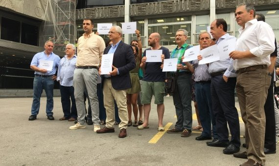 El presidente del Gremio de Restauración de Barcelona, Pere Chias y el el director del Gremio de Restauración, Roger Pallarols, registran la ILP en el Ayuntamiento de Barcelona / DGM