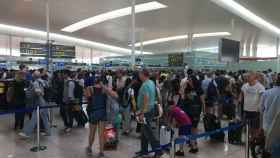 Pasajeros esperando para cruzar el control de seguridad en el Aeropuerto de Barcelona / PA