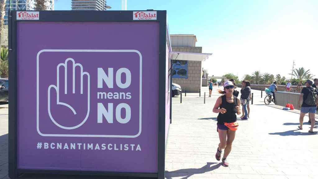 El estand situado en el Paseo Marítimo permanece cerrado durante el día / M.S.